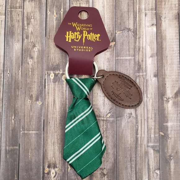 Universal Studios The Wizarding World Of Harry Potter Slytherin Tie Keychain NWT - Picture 1 of 8